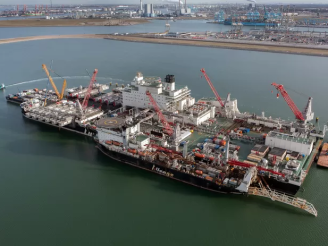 Pioneering Spirit brengt vracht voor Sagro