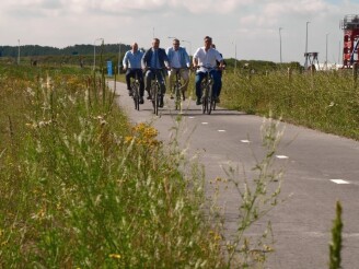 Nieuwe wegen en fietspaden Axelse Vlakte