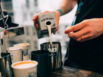 Zweeds haverdrankmerk Oatly opent fabriek in Vlissingen-Oost