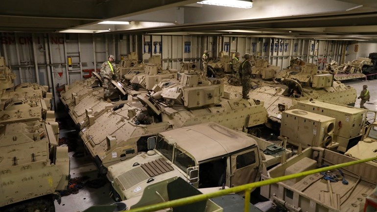 Amerikaanse voertuigen wachten in het schip om uitgeladen te kunnen worden in Vlissingen foto Foto Cezary Stachniak