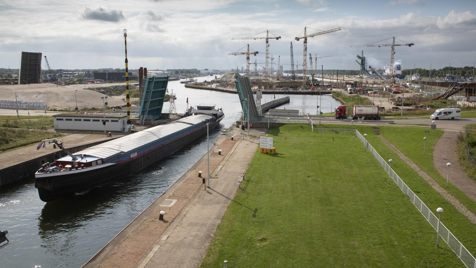 Middensluis Kapitein Rooiboskanaal en in de verte de bouw van de Nieuwe Sluis
