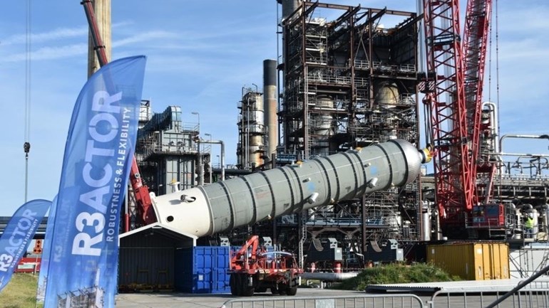 Reactor wordt op zijn plaats gezet foto Zeeland Refinery