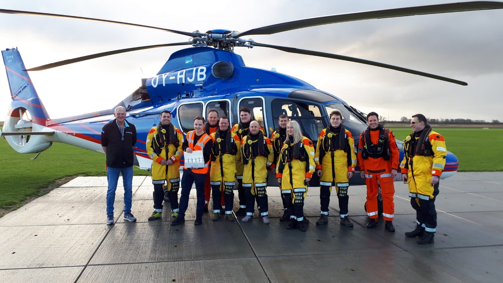 a happy start for passengers pilots and terminal crew shortly before take off flight no 100 from airport midden zeeland 